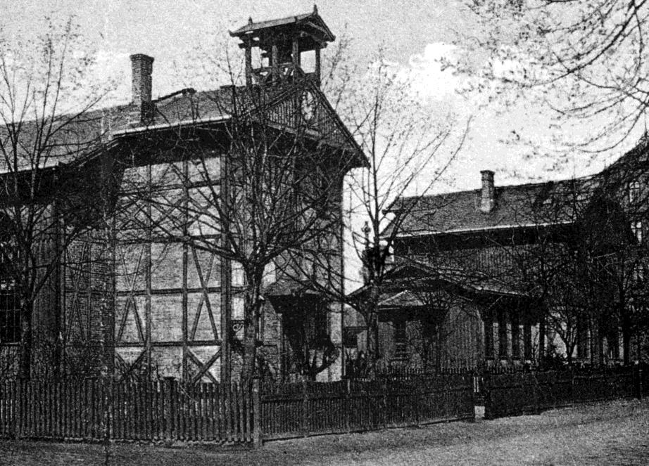 Abbildung 3: Altes Friedrichsorter Schulhaus (erbaut 1875) hinter der Garnisonkirche, Foto um 1930, Pries-Friedrichsort in alten Ansichten, Kiel 1982