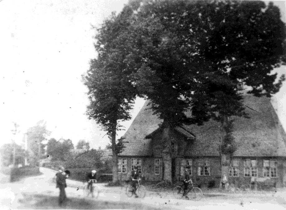 Abbildung 4: Ehemaliges Schulhaus von 1816, erweitert 1830, Foto um 1900, Quelle: Schulchronik Pries