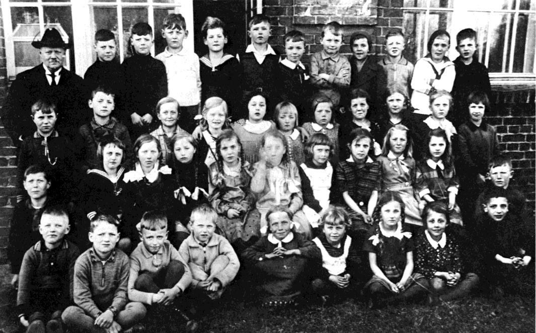 Abbildung 10: Schulklasse mit Lehrer Rudolf Struve um 1925, Pries-Friedrichsort in alten Ansichten, Kiel 1982