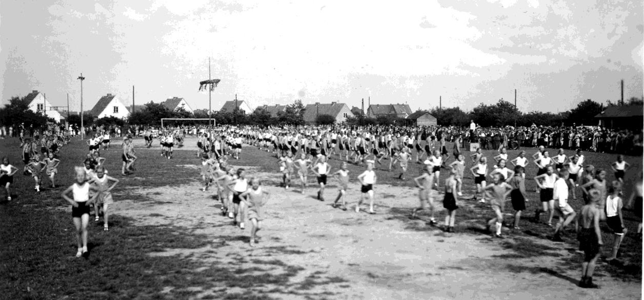 Abbildung 12: Massenfreiübungen beim Schulfest 1938, Schulchronik Pries