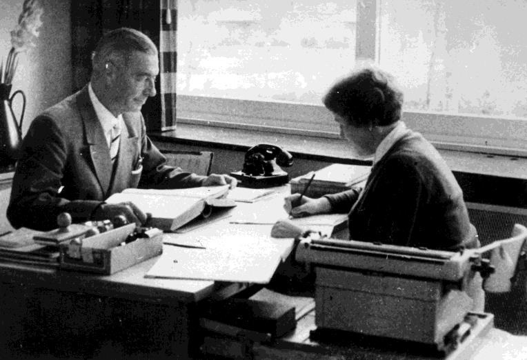Abbildung 13: Rektor Rudolf Flach (1946-1962) in seinem Dienstzimmer, Schulchronik Pries