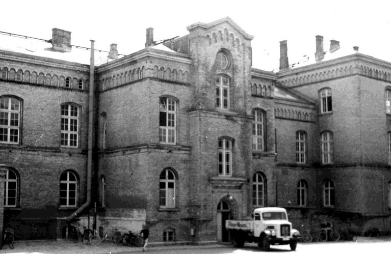 Abbildung 14: Schulhaus Skagerrakufer, ehem. Hipperkaserne, um 1950, Schulchronik Friedrichsort