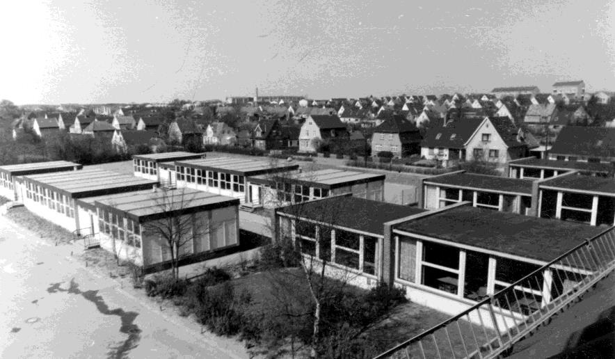 Abbildung 18: Fritz-Reuter-Schule mit „mobilen Klassenzimmern“ 1970, Schulchronik Pries