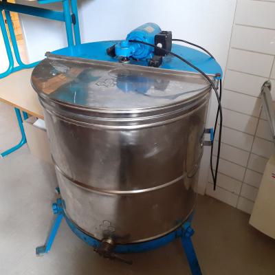 Die Honigschleuder an ihrem neuen Standort in der Schule, 29.05.2019