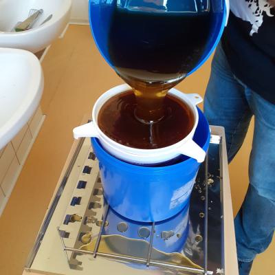 fast fertig gesiebter Honig