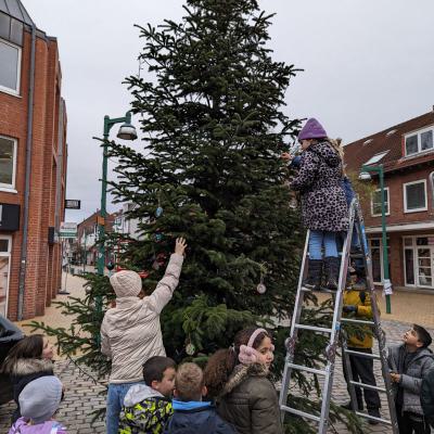 Weihnachtsbaum auf dem Leuchtturmplatz, 27.11.2023