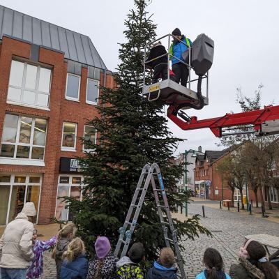 Weihnachtsbaum auf dem Leuchtturmplatz, 27.11.2023