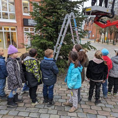 Weihnachtsbaum auf dem Leuchtturmplatz, 27.11.2023